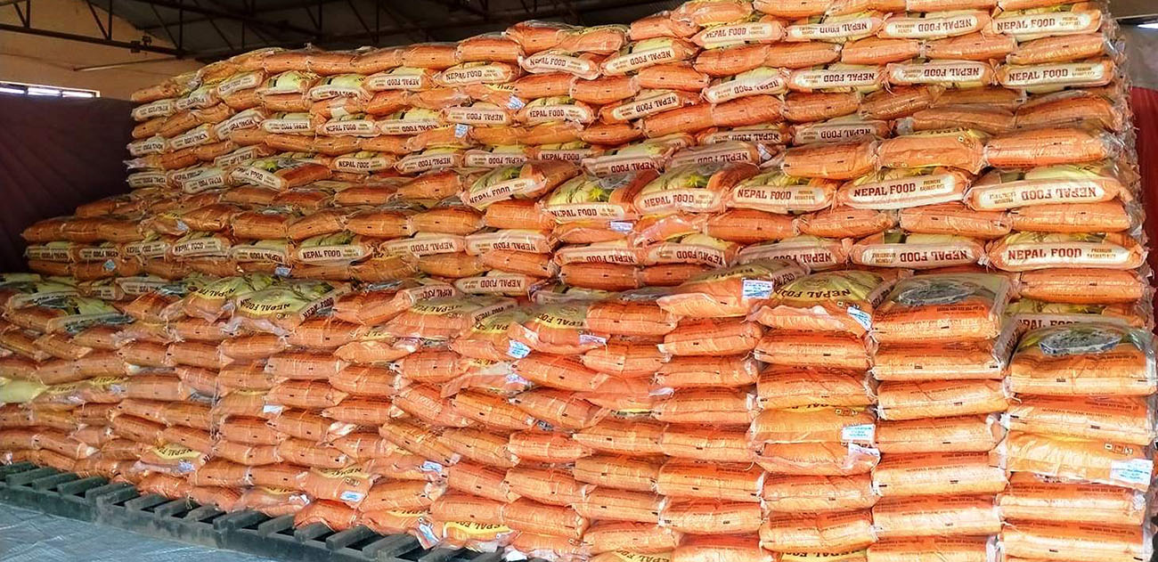 खाद्य व्यवस्था तथा व्यापार कम्पनी सुर्खेतको गोदाममा राखिएको काठमाडौंबाट आएको बासमती चामल।
